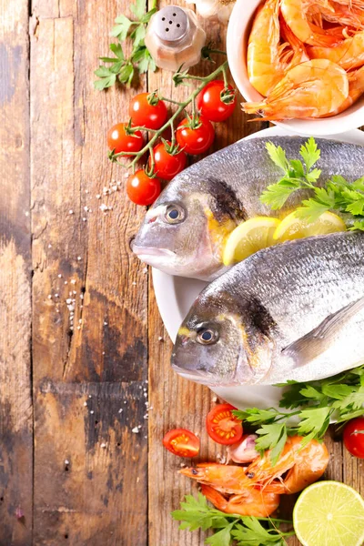 Zeevruchten Verse Vis Met Dorado Garnalen Ingrediënten — Stockfoto