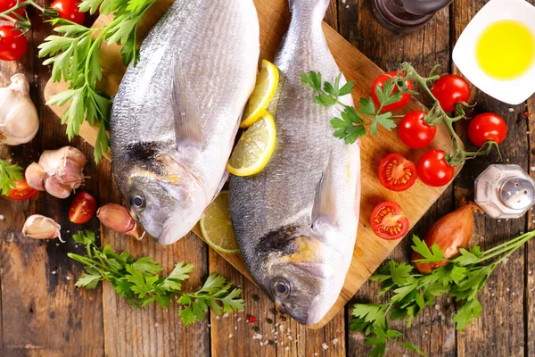 Roher Fisch Gewinnt Holzbrett Mit Zutaten Und Gewürzen — Stockfoto