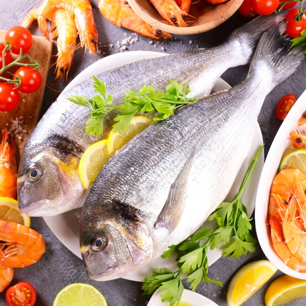 Zeevruchten Verse Vis Met Dorado Garnalen Ingrediënten — Stockfoto