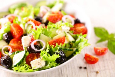 Taze karışık sebze salatası.