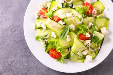 Domates ve fesleğenli kabak dilimi salatası.