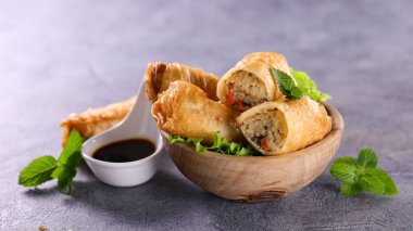 Bir kase börek ve soya sosu.