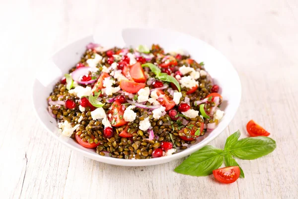 Linsensalat Mit Tomaten Käse Und Granatapfel — Stockfoto