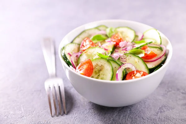 Gurken Tomaten Salat Mit Basilikum — Stockfoto
