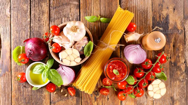 Rohe Spaghetti Mit Frischen Zutaten — Stockfoto