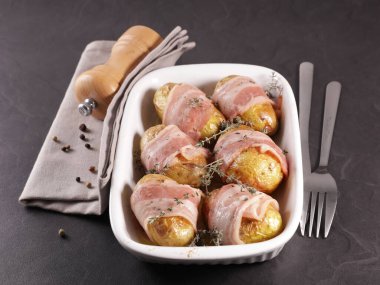 Domuz pastırması ve biberiyeli fırında patates.