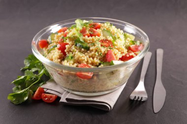 Karışık sebze salatası ve makarna