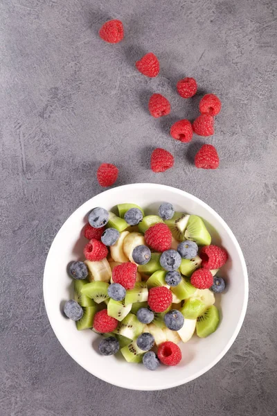 Ensalada Frutas Bayas Con Plátano Kiwi —  Fotos de Stock