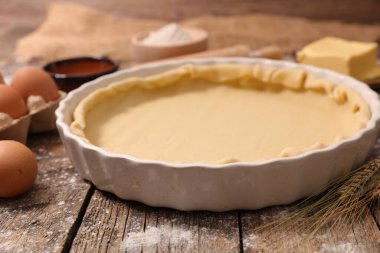 Ahşap zemin üzerinde ham puf hamur