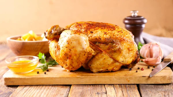 Pollo Asado Sobre Tabla Madera — Foto de Stock