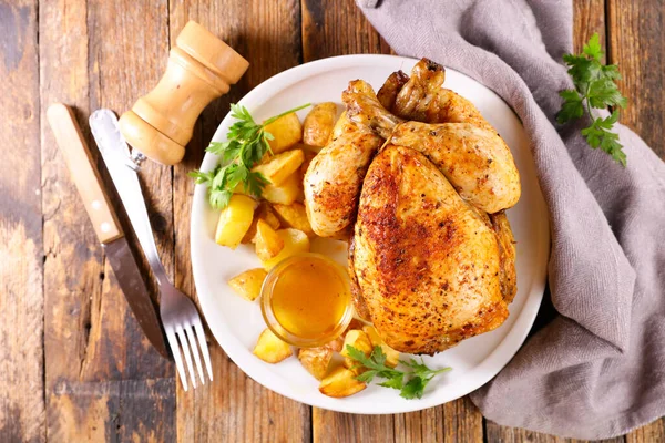 Pieczony Kurczak Sosem Ziemniakami — Zdjęcie stockowe