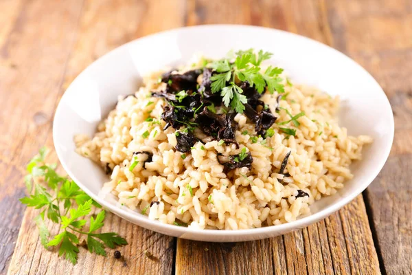 Schüssel Pilzrisotto Und Petersilie — Stockfoto