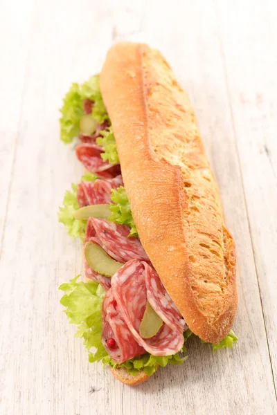 Sanduíche Baguete Com Alface Salame — Fotografia de Stock