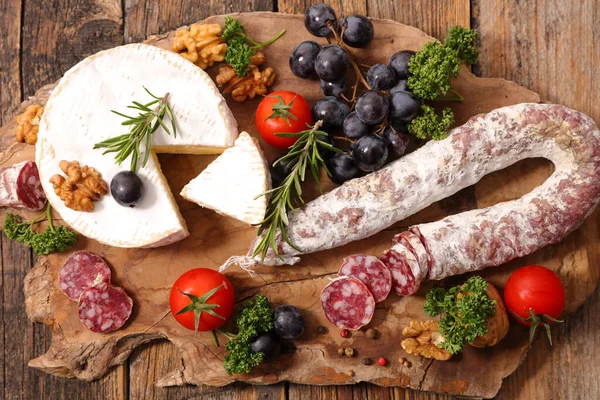 Camembert Salsicha Tábua Madeira — Fotografia de Stock