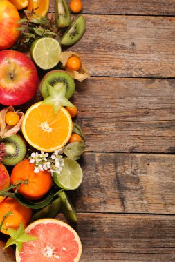 Portakal, kivi, elma ve nar ile çeşitli taze meyveler.