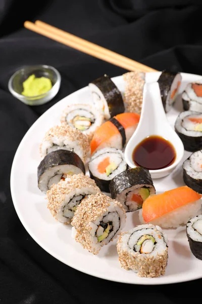 Conjunto Sushi Maki Com Molho Soja — Fotografia de Stock