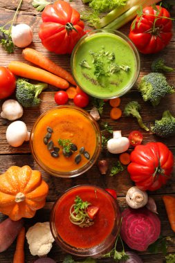 sebze çorbası ve taze sebze.