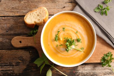 Bir kase sebze çorbası ve bitki.