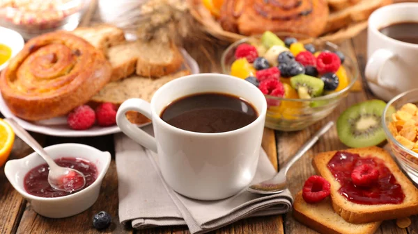 Kaffeetasse Mit Croissant Und Frischen Früchten — Stockfoto