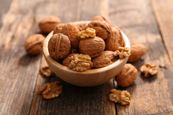 чаша грецкого ореха на деревянном фоне