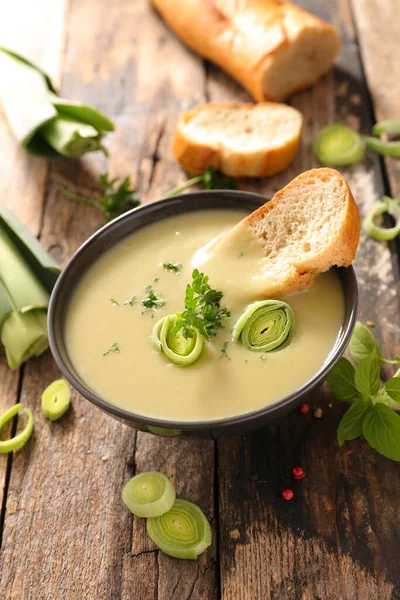 Schüssel Mit Cremiger Lauch Suppe — Stockfoto