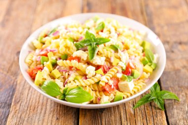 Domates ve fesleğenle karışık makarna salatası.