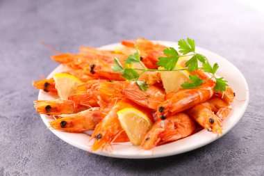 Limonlu ve şifalı taze karides.