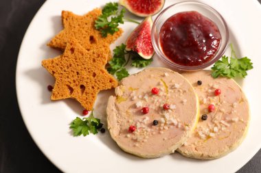 Kaz ciğeri dilimli zencefilli tost.