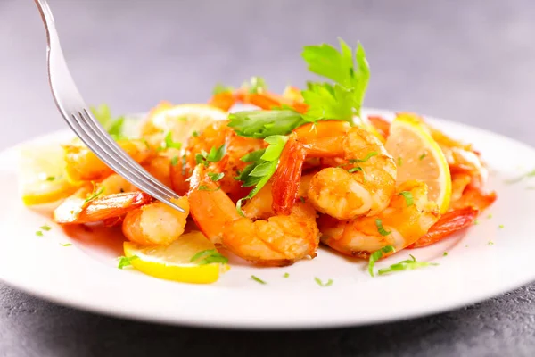 Gamberetti Fritti Con Spezie Sul Piatto — Foto Stock