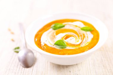 Bir kase çorba ve krema.