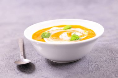 Bir kase çorba ve krema.