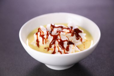 kaymak ve karamel ile yüzen ada