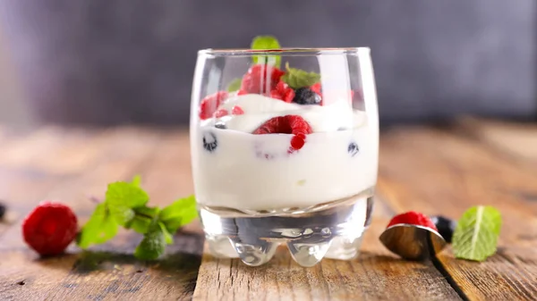 Glas Mit Joghurt Und Beeren Früchte — Stockfoto