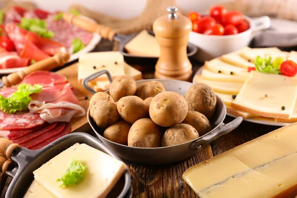Raclettekäse Mit Kartoffelsalami — Stockfoto