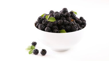 taze böğürtlen beyaz zemin üzerine izole kase