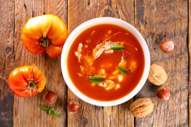 Krema ve fesleğen ile domates çorbası