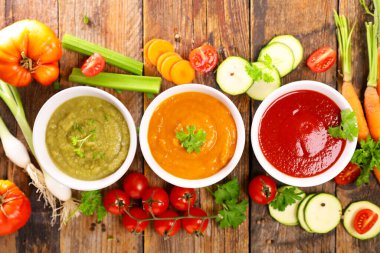 Renkli sebze çorbası ve malzeme çeşitleri.