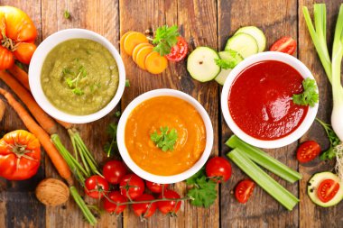 Renkli sebze çorbası ve malzeme çeşitleri.