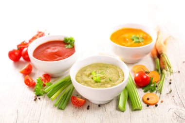 Bir kase sebze çorbası ve malzemeler.