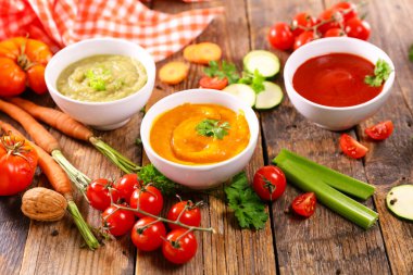 Renkli sebze çorbası ve malzeme çeşitleri.