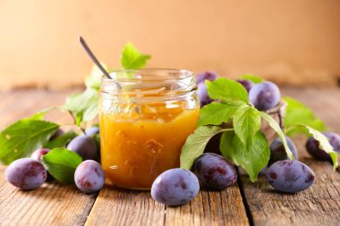 Kavanozda erik reçeli