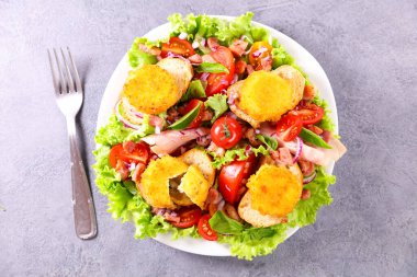 Keçi peynirli karışık sebze salatası.