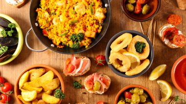 Türlü İspanyol yemekleri.