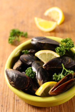 Limonlu ve otlu midyeler.