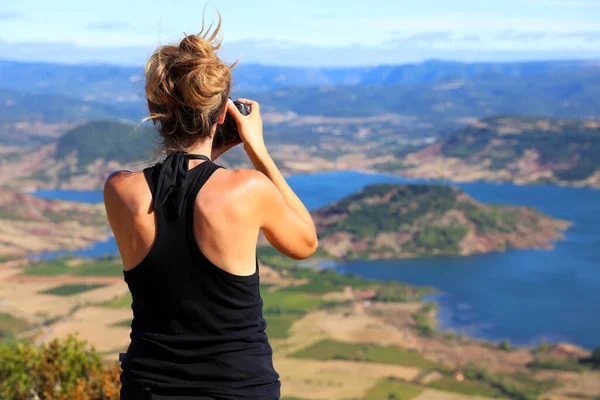 Frau Fotografiert Schönen Panoramablick — Stockfoto