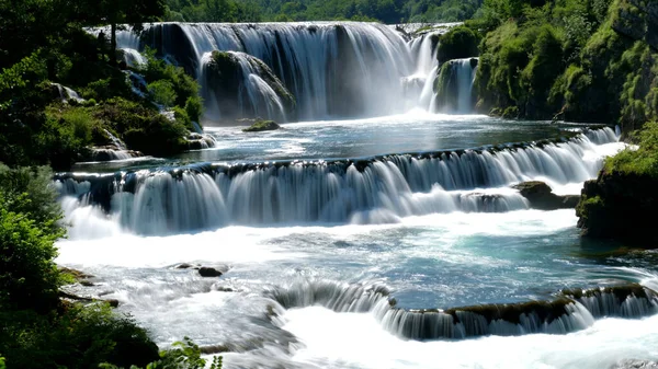 Bela Cascata Cachoeira Floresta Tropical — Fotografia de Stock