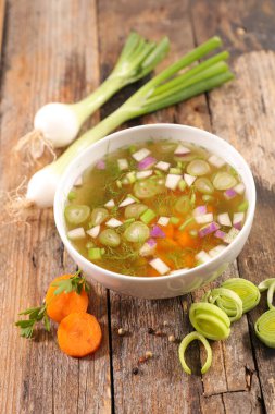 Çorba ve sebze kasesinde.