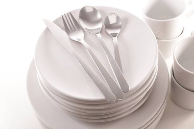 Beyaz tabak, kupa ve mangal.