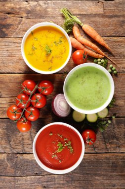 Sebze çorbası ve malzemeler.