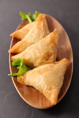 Kızarmış samosa ve marul.